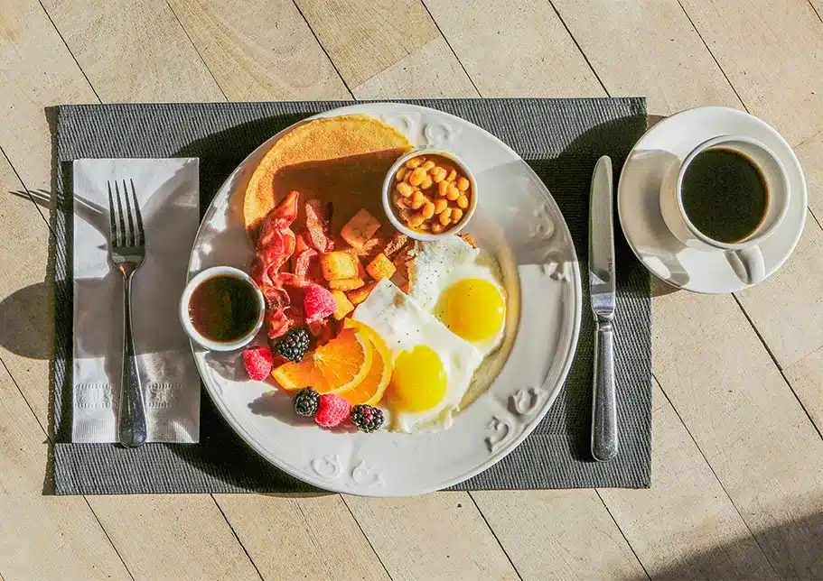 petit dejeuner servi au bord de la piscine